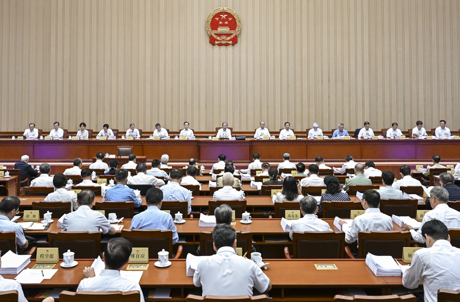 十四届全国人大常委会第十七次会议在京举行 审议生态环境法典总则编草案、生态保护编草案、绿色低碳发展编草案和民族团结进步促进法草案等 赵乐际主持