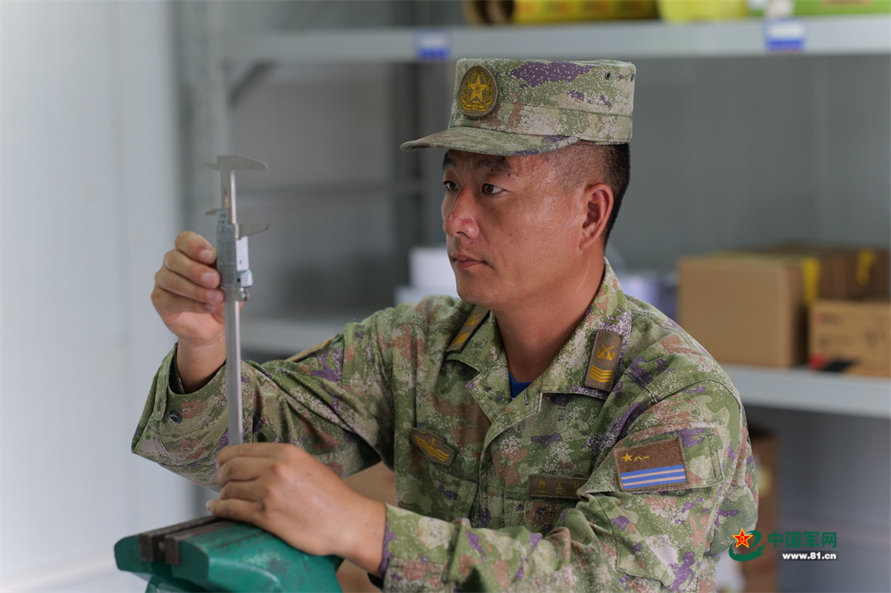 荣光之路丨4次参阅4次幕后！一级军士长在“方寸天地”向党和人民报告